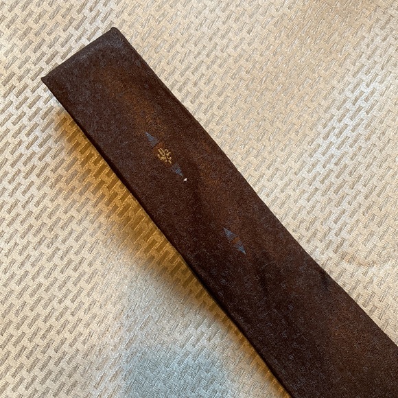 Vintage Men’s Skinny Tie - brown with subtle blue pattern and groovy emblem - Picture 3 of 7